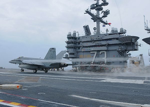 USS George Washington’s CVW 5 pilots conduct field carrier landing ...