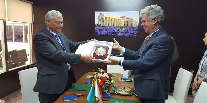 Antonio Cordero and Alexander Gnelomedov, executive directors of SAES and GIDROPRIBOR respectively, during the signing of the agreement.